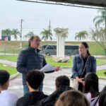 Visita mediada com escultor Karl Theichmann aproxima estudantes da história e do patrimônio cultural de Brusque