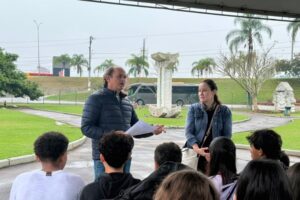 Visita mediada com escultor Karl Theichmann aproxima estudantes da história e do patrimônio cultural de Brusque