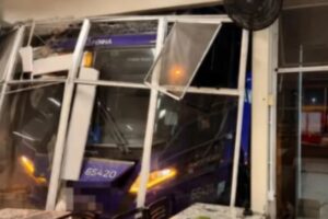 Funcionária morre após ônibus invadir restaurante às margens da BR-116 em Papanduva