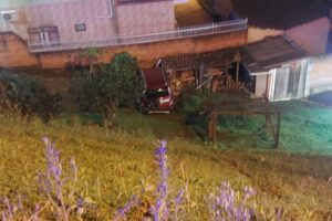 Jovem de 18 anos perde controle de carro e cai em ribanceira em Blumenau