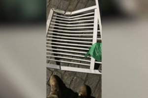 Homem é preso após ser flagrado carregando portão furtado pelas ruas de Itajaí