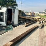 AGORA: Carreta carregada com toras de madeira tomba na Beira-Rio, em Brusque