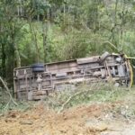 Ônibus escolar com 10 crianças cai em ribanceira de cerca de 10 metros em SC