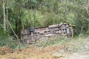Ônibus escolar com 10 crianças cai em ribanceira de cerca de 10 metros em SC