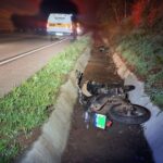 Motociclista tem suspeita de TCE após saída de pista na SC-160, em Modelo (SC)