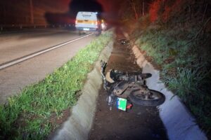 Motociclista tem suspeita de TCE após saída de pista na SC-160, em Modelo (SC)