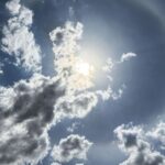 “Arco-íris” ao redor do Sol chama atenção no céu de Brasília