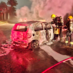 Carro pega fogo após bater em poste durante a madrugada em Brusque