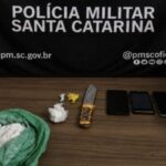 Duas pessoas são detidas por suspeita de tráfico de drogas em Brusque