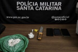 Duas pessoas são detidas por suspeita de tráfico de drogas em Brusque