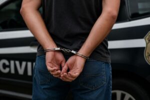 Suspeita de tráfico leva PM a abordar homem procurado pela Justiça em Brusque