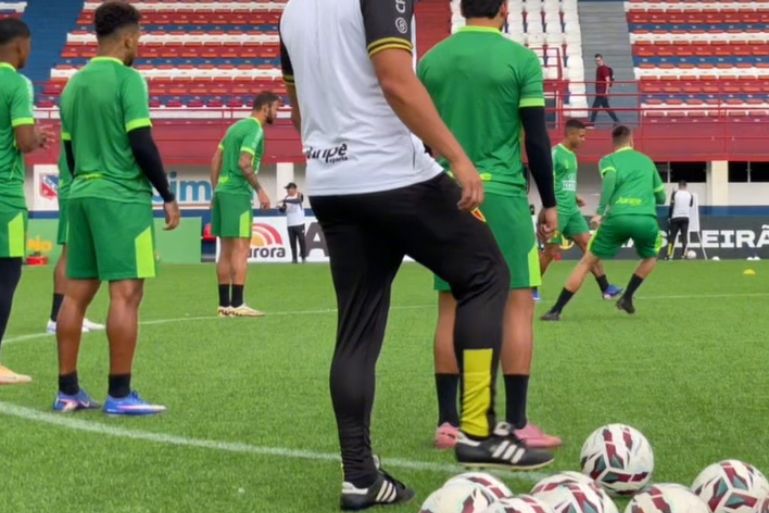 Bruscão trabalha organização defensiva e bola parada antes de duelo contra o Maranhão