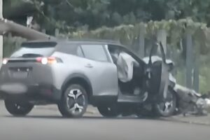 Após discussão, homem persegue mulher e colide carro contra poste em Itapema