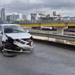 Jovem perde controle de carro e bate contra guard rail no Centro de Brusque