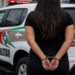 Mulher com mandado de prisão por furto é detida pela Polícia Militar em Brusque