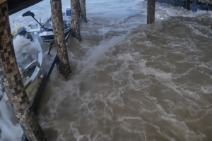 VÍDEO: Avanço repentino do mar assusta pescadores, danifica barcos e invade restaurante no Sul de SC