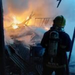 VÍDEO: Incêndio atinge depósito de madeira em Blumenau