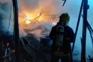 VÍDEO: Incêndio atinge depósito de madeira em Blumenau