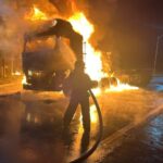 Caminhão é destruído por incêndio na BR-101, em Garuva (SC)
