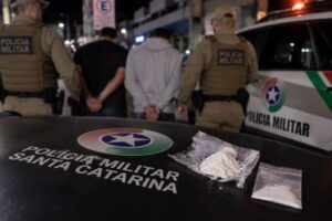 Dois homens são detidos com cocaína no Centro de Brusque