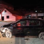 Carro bate contra muro durante a madrugada em Brusque