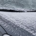 Neve cobre veículos com fina camada de gelo na Serra de SC