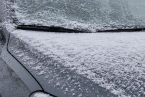 Neve cobre veículos com fina camada de gelo na Serra de SC