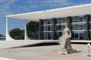 Ministros aposentados pedem apuração imediata sobre crise no STF