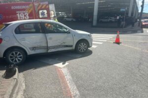 Colisão entre automóveis mobiliza o Corpo de Bombeiros no Centro de Brusque