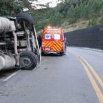 Carreta tomba na BR-280 e deixa motorista ferido em São Bento do Sul (SC)
