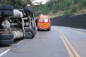 Carreta tomba na BR-280 e deixa motorista ferido em São Bento do Sul (SC)