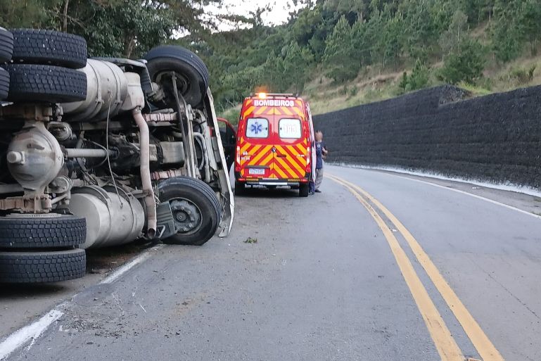 Carreta tomba na BR-280 e deixa motorista ferido em São Bento do Sul (SC)