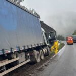 Caminhoneiro joga veículo contra paredão após perceber falta de freios na BR-280