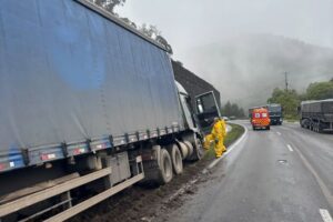 Caminhoneiro joga veículo contra paredão após perceber falta de freios na BR-280