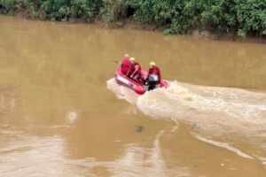 Bombeiros encerram buscas no rio Itajaí Mirim por Altieres e retomam operação amanhã 11