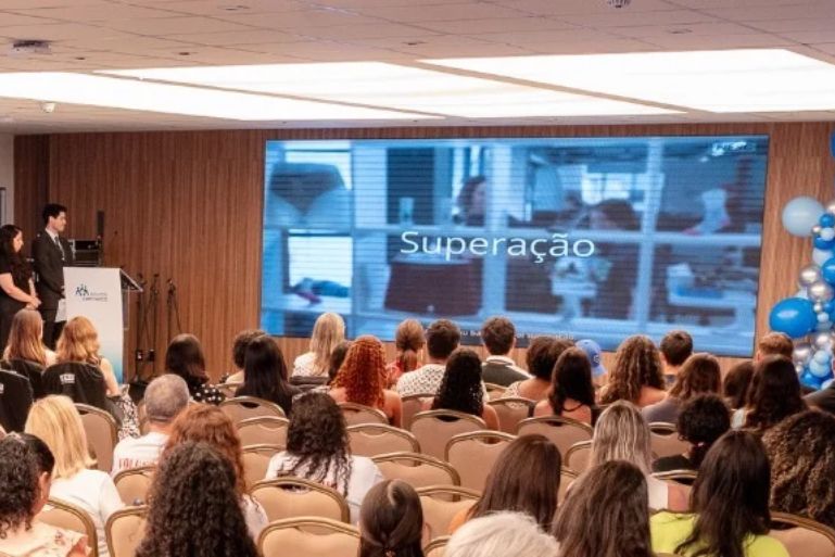 Programa Novos Caminhos homenageia jovens e entrega certificados, em Brusque