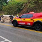 Carro cai em ribanceira, bate contra árvore e capota no Centro de Gaspar