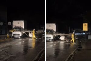 Caminhão atinge poste na Rua Arnoldo Ristow, em Brusque