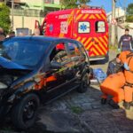 Homem morre e mulher fica ferida após colisão contra muro em Blumenau