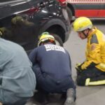 Homem fica preso sob carro após ser atropelado em estacionamento de supermercado