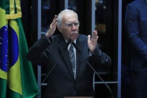 Ex-presidente José Sarney é internado com quadro de pneumonia