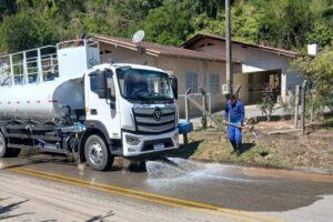 Mais de 60 frentes de limpeza e manutenção mobilizam equipes em Brusque
