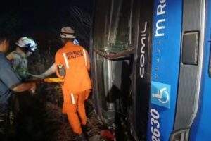 Ônibus tomba na BR-122 e deixa sete mortos e 13 feridos na Bahia