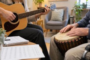 Dia do Musicoterapeuta destaca uso da música como ferramenta de cuidado e desenvolvimento