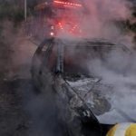 Carro é destruído por incêndio após pane no motor em Brusque
