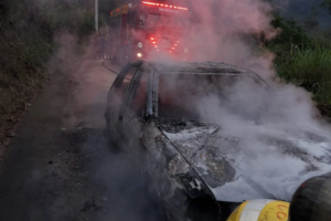 Carro é destruído por incêndio após pane no motor em Brusque