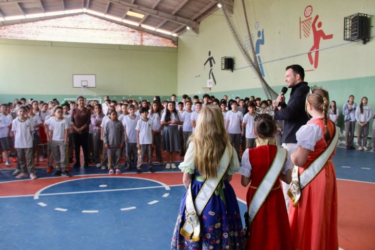Fenarreco leva marrecos e realezas mirins às escolas municipais