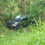 Carro capota, cai em ribanceira e deixa motorista ferido em Guabiruba