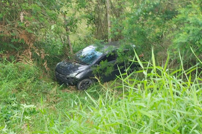 Carro capota, cai em ribanceira e deixa motorista ferido em Guabiruba