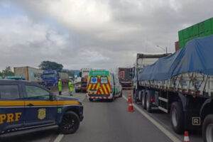 Motociclista morre após colisão traseira na BR-101, em Itajaí